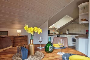 Dining - Apartment 'Angernest' with Shared Garden, Balcony and Wi-Fi (Elfershausen)