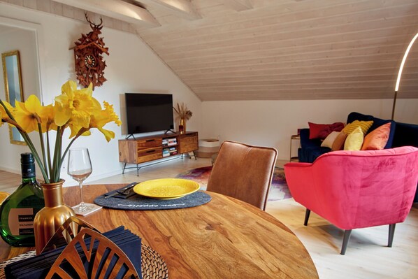 TV - Apartment 'Angernest' with Shared Garden, Balcony and Wi-Fi (Elfershausen)