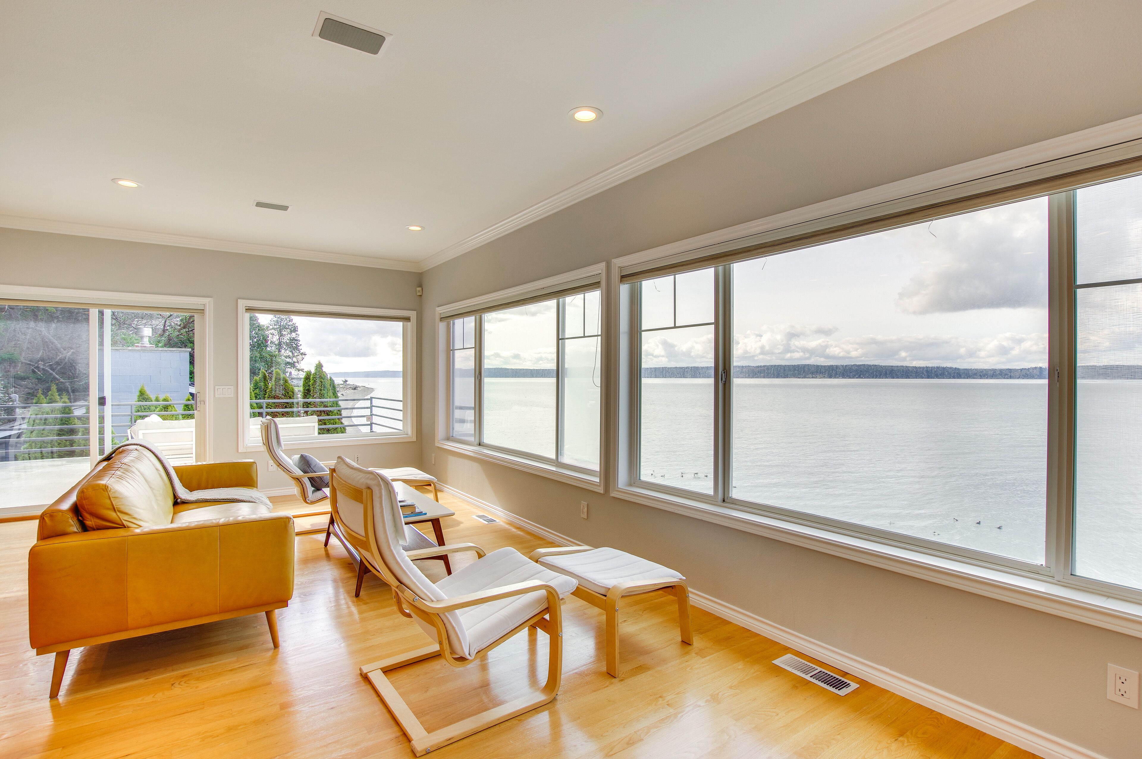 Bright Camano Home ~ 4 Mi to Cama Beach State Park