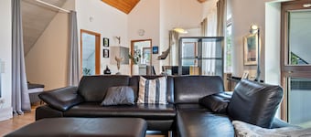 Retreat Apartment with Mountain View, Balcony, and Wi-Fi