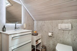 Douche, sèche-cheveux, serviettes fournies