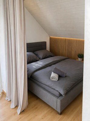 1 habitación, tabla de planchar con plancha, wifi gratis y ropa de cama 