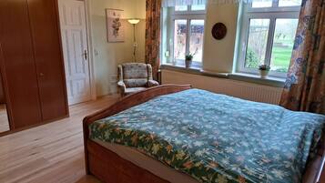 3 bedrooms, iron/ironing board, free WiFi, bed sheets