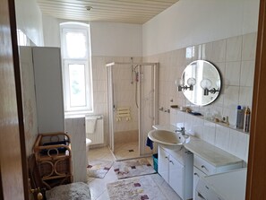 Dusch, hårtork och handdukar