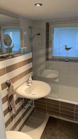 Een douche, een haardroger, handdoeken