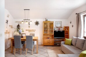 TV, stereo - Apartment 'Brunnsteinnest' with Mountain View, Balcony and Wi-Fi (Mittenwald)
