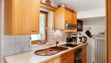 KĂŒhlschrank, Mikrowelle, Ofen, Herdplatte