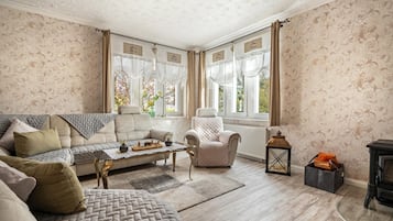 Fernseher, Kamin, Stereoanlage