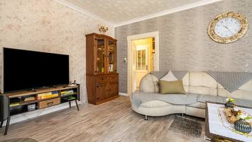 Fernseher, Kamin, Stereoanlage