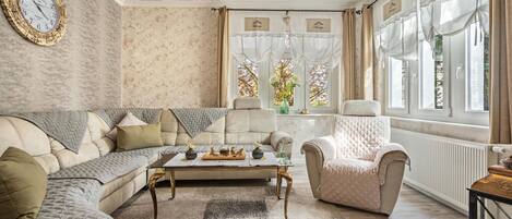 Fernseher, Kamin, Stereoanlage