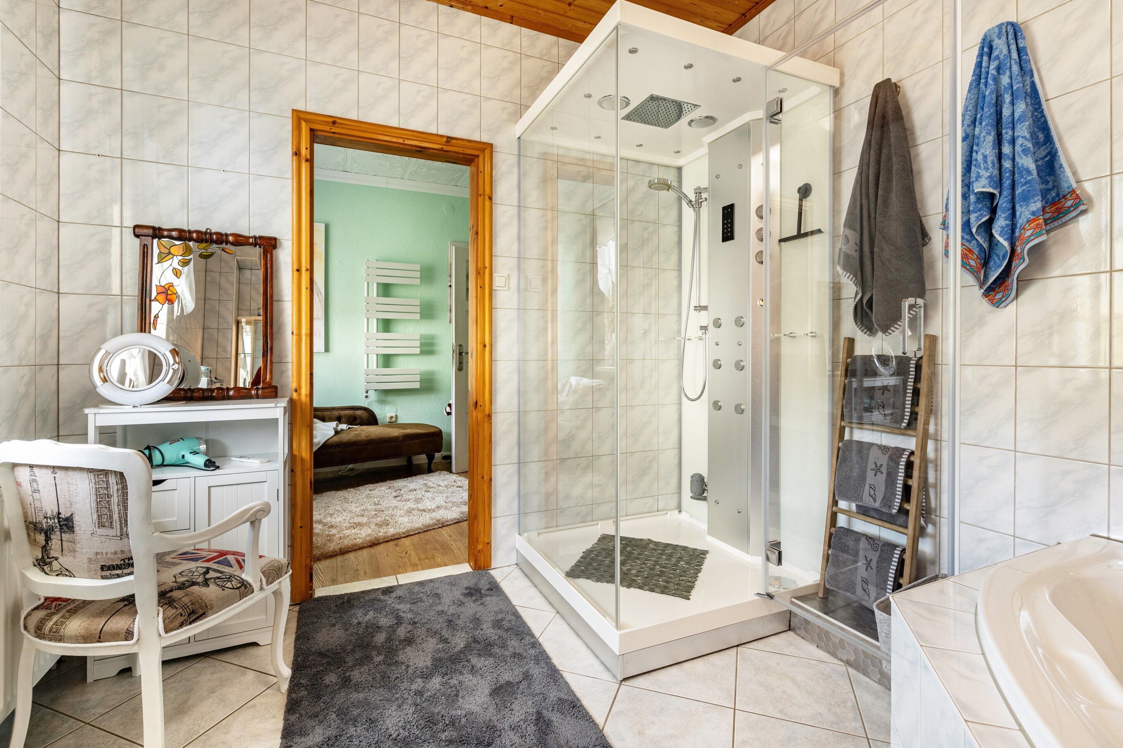 Douche, séchoir à cheveux, serviettes fournies