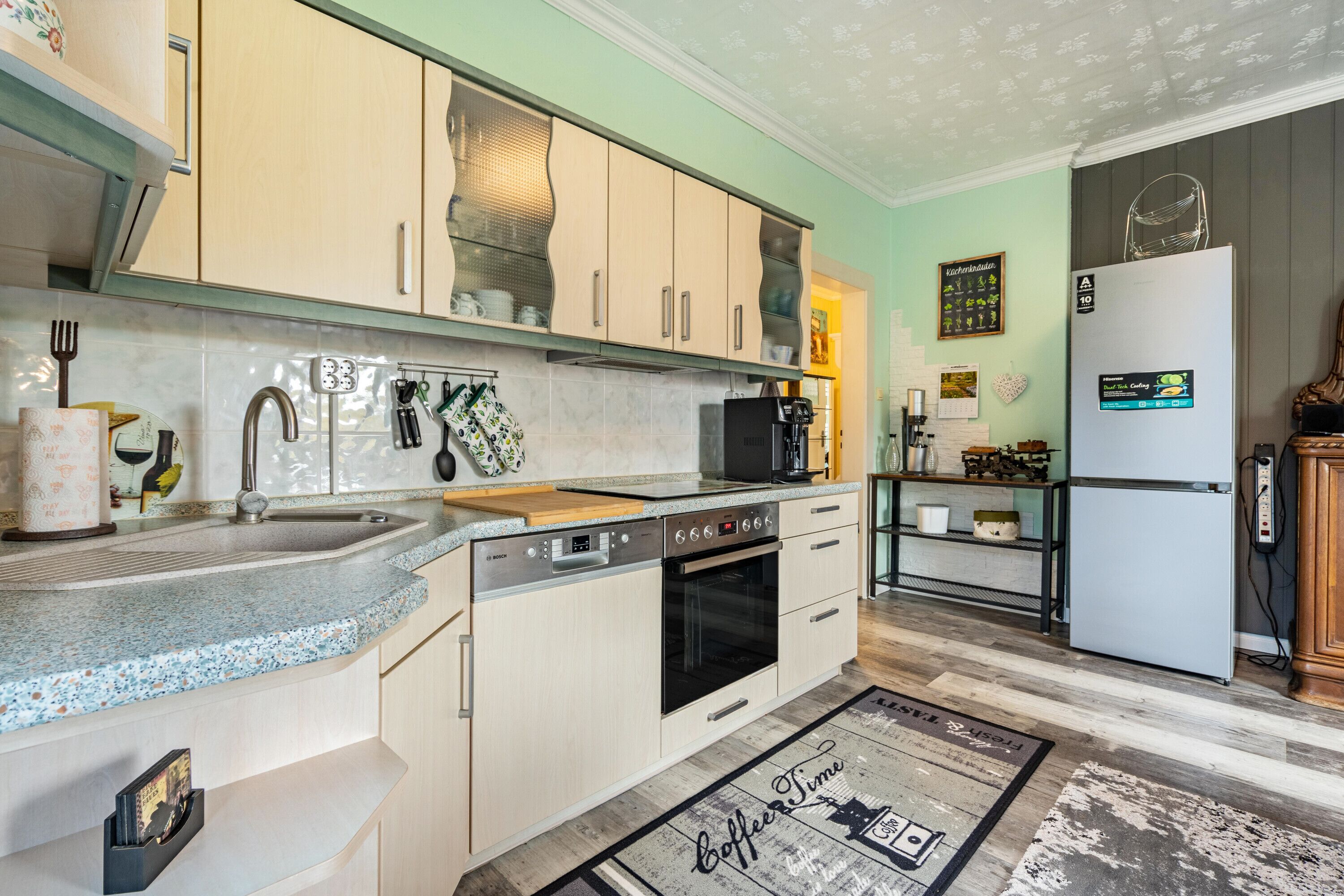 冷蔵庫、電子レンジ、オーブン、コンロ