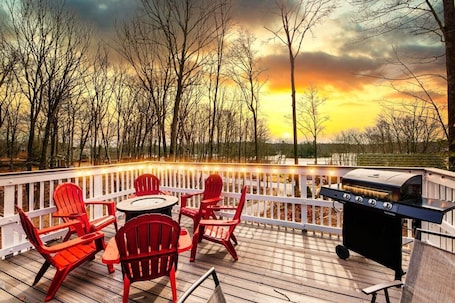 Outdoor dining. Lake - King - Gym - Kayak - Fire Pit - PetsOK - WD