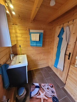 Een douche, een haardroger, handdoeken