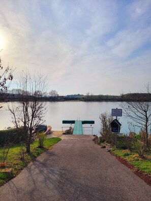 Property grounds - Holiday Home 'Ferienhaus Seeblick' with Lake View, Private Terrace and Air Conditioning (Nöda)