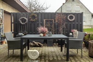 Outdoor dining - Apartment 'Marla' with Shared Terrace, Shared Garden and Wi-Fi (Lauterbach)