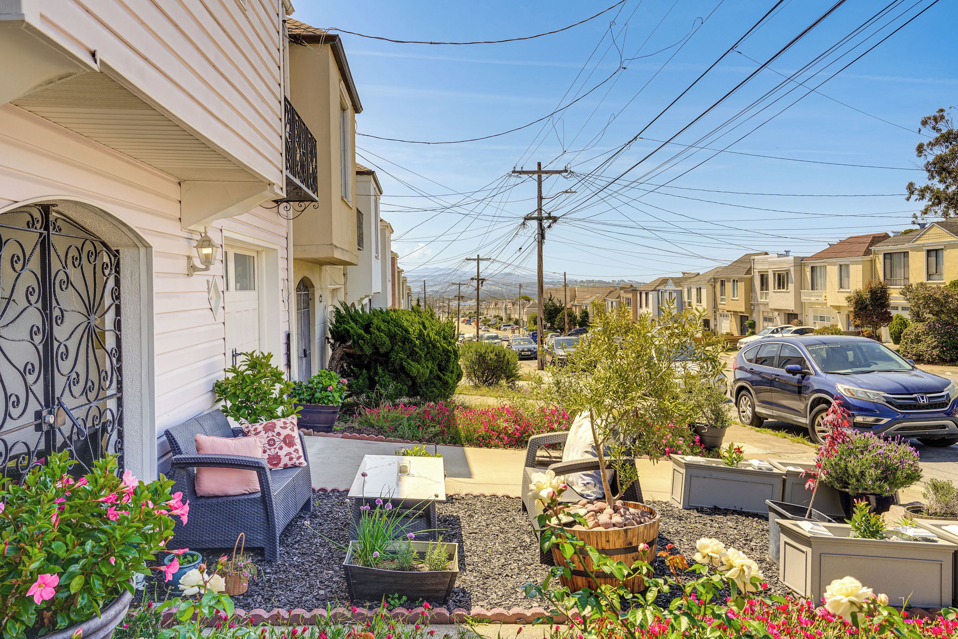 Un quartier résidentiel avec des maisons, une allée et une voiture garée.