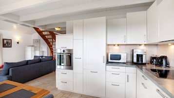 Een koelkast, een magnetron, een oven, een kookplaat