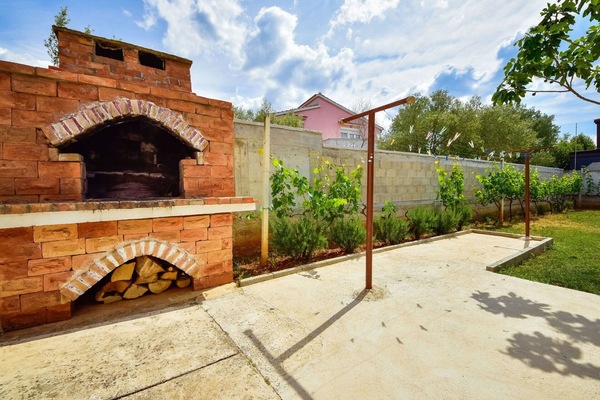 Pflanze, Eigentum, Himmel, Gebäude, Grün, Wolke, Die Architektur, Gelb, Interior Design, Wohngebiet