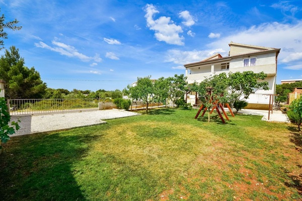 Wolke, Himmel, Pflanze, Gebäude, Baum, Natürliche Landschaft, Grundstueck, Haus, Gras, Nachbarschaft