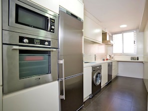 Micro-ondes, four, lave-vaisselle, chaise haute