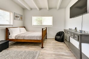 2 bedrooms, iron/ironing board, Internet, bed sheets - Cozy Fort Walton Beach Escape w/ Private Patio! (Fort Walton Beach)
