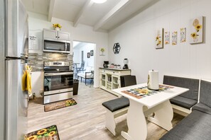 Fridge, microwave, stovetop, dishwasher - Cozy Fort Walton Beach Escape w/ Private Patio! (Fort Walton Beach)