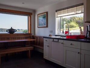 Mikrobølgeovn, ovn, oppvaskmaskin og høy barnestol