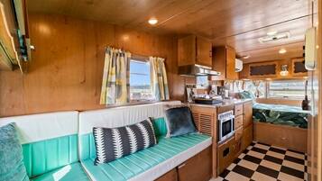 5 bedrooms, WiFi, bed sheets