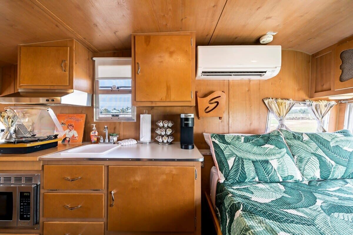 Kühlschrank, Mikrowelle, Wasserkocher mit Kaffee-/Teezubehör