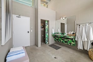 Ducha, secador de pelo, toallas y champú