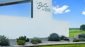 Un edificio moderno con un letrero que dice 'Blue Skies Retro Resort'.