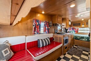 Kylskåp, mikrovågsugn, kaffe- och tebryggare och grytor/köksredskap