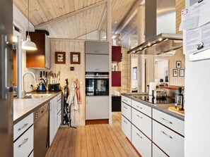 Kühlschrank, Mikrowelle, Geschirrspüler, Kochgeschirr/Geschirr/Besteck