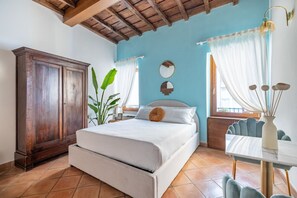 1 bedroom, desk, WiFi, bed sheets