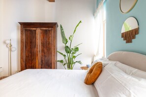 1 bedroom, desk, WiFi, bed sheets