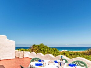 Outdoor dining - Cosy apartment for 4 guests with A/C, WIFI, TV, terrace and pets allowed (Valledoria)