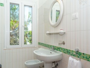 Bathroom - Beautiful apartment for 4 guests with WIFI, A/C, TV, terrace and pets allowed (Valledoria)