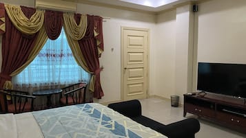 Deluxe Condo | 1 bedroom, in-room safe, free WiFi