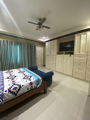 1 多间卧室、客房内保险箱、免费 WiFi