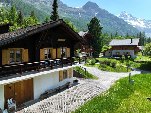 Wunderbares alleinstehendes Ferienhaus mit  W-LAN, TV, Innenhof, Haustiere erlaubt und Panoramablick