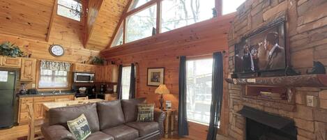 Fernseher, Kamin, Tischfußball