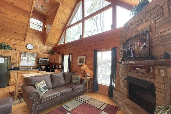 The open concept of the first floor makes quality time a breeze. The living room is equipped with a sleeper sofa for 2 guests!