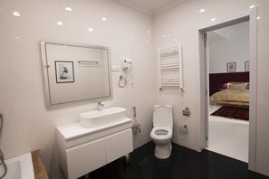 Deluxe-dobbeltværelse - 1 kingsize-seng | Badeværelse | Gratis toiletartikler, håndklæder