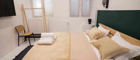 Habitación doble estándar, 1 cama King size | Caja de seguridad en la habitación y tabla de planchar con plancha
