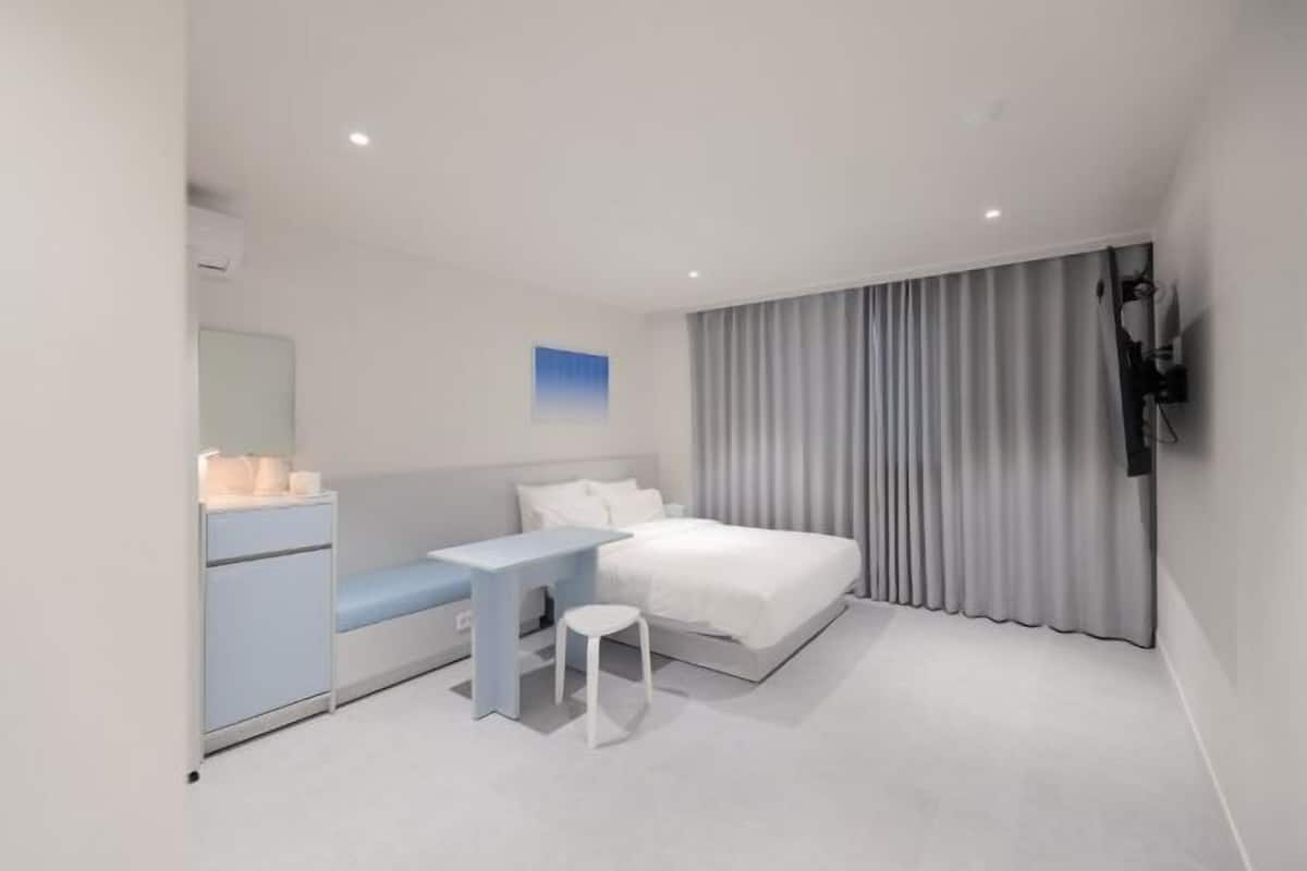1 bedroom, premium bedding, free WiFi, bed sheets