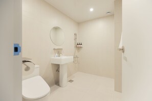 Twin Room | Bathroom | Slippers, towels - Aank Air Hotel Daejeon (Daejeon)