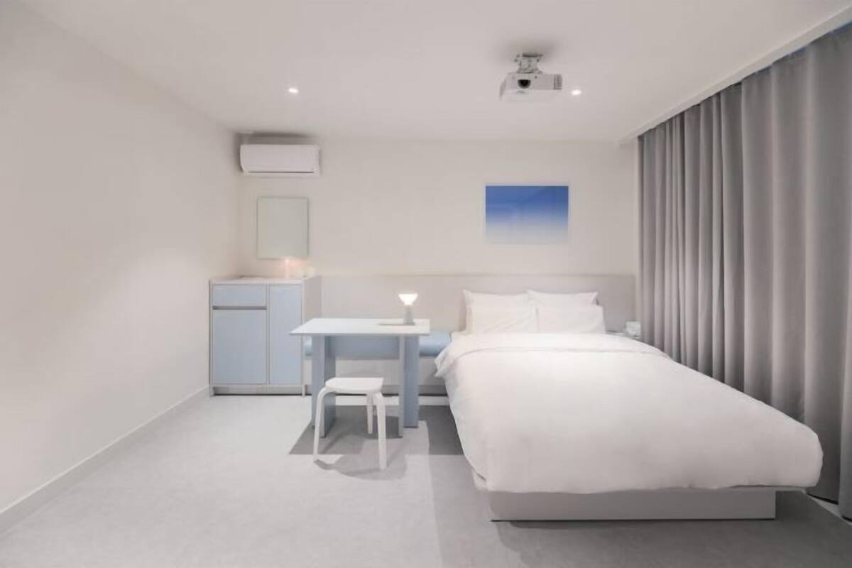 1 bedroom, premium bedding, free WiFi, bed sheets