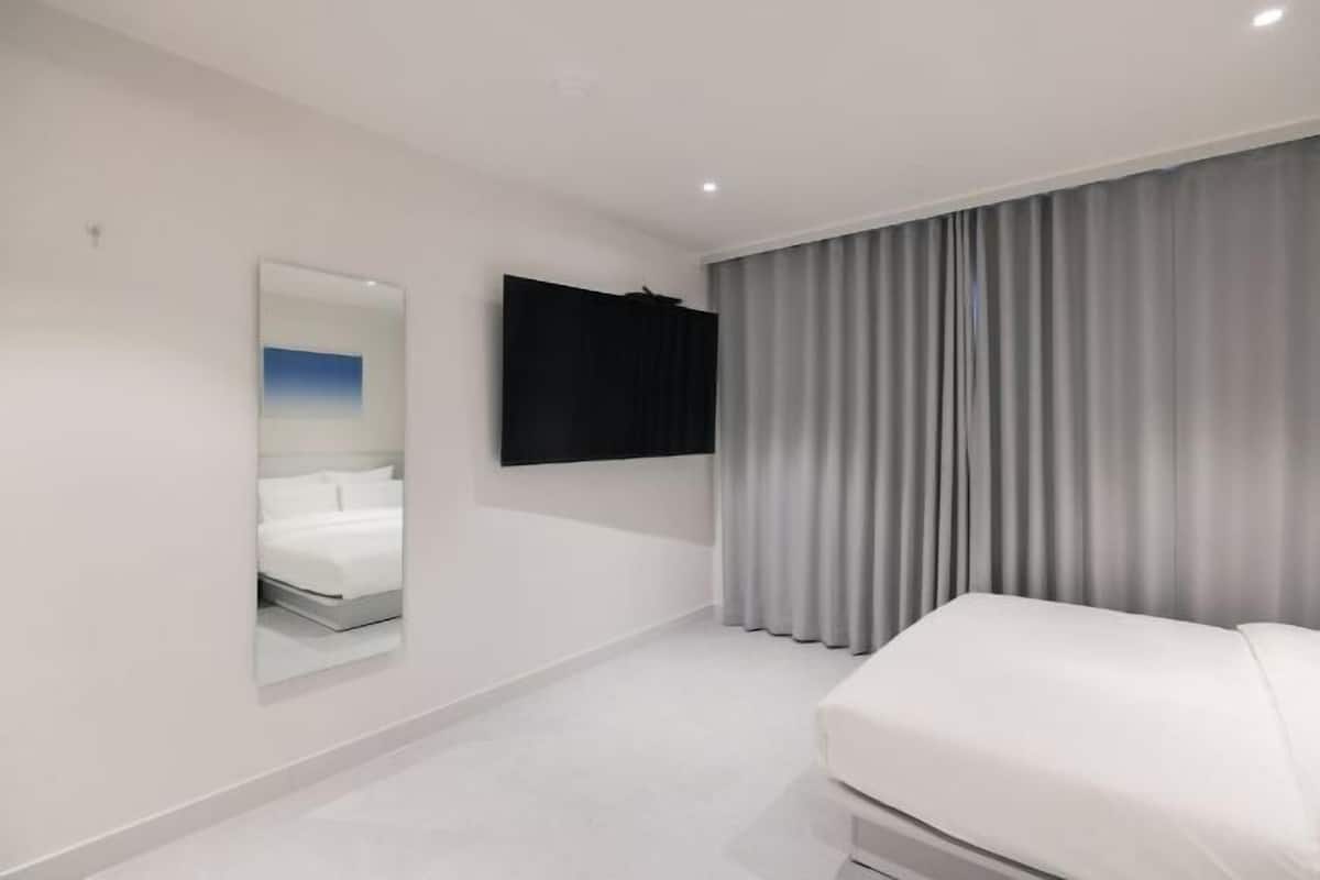 1 bedroom, premium bedding, free WiFi, bed sheets