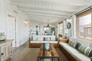 Smart TV, DVD player, books - Wonderful Beach Front Dog Friendly Classic Beach Home, Direct beach access. (Oak Island)